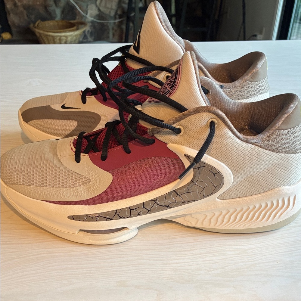Nike Zoom Giannis 4 basketball shoes brand new, missing insoles